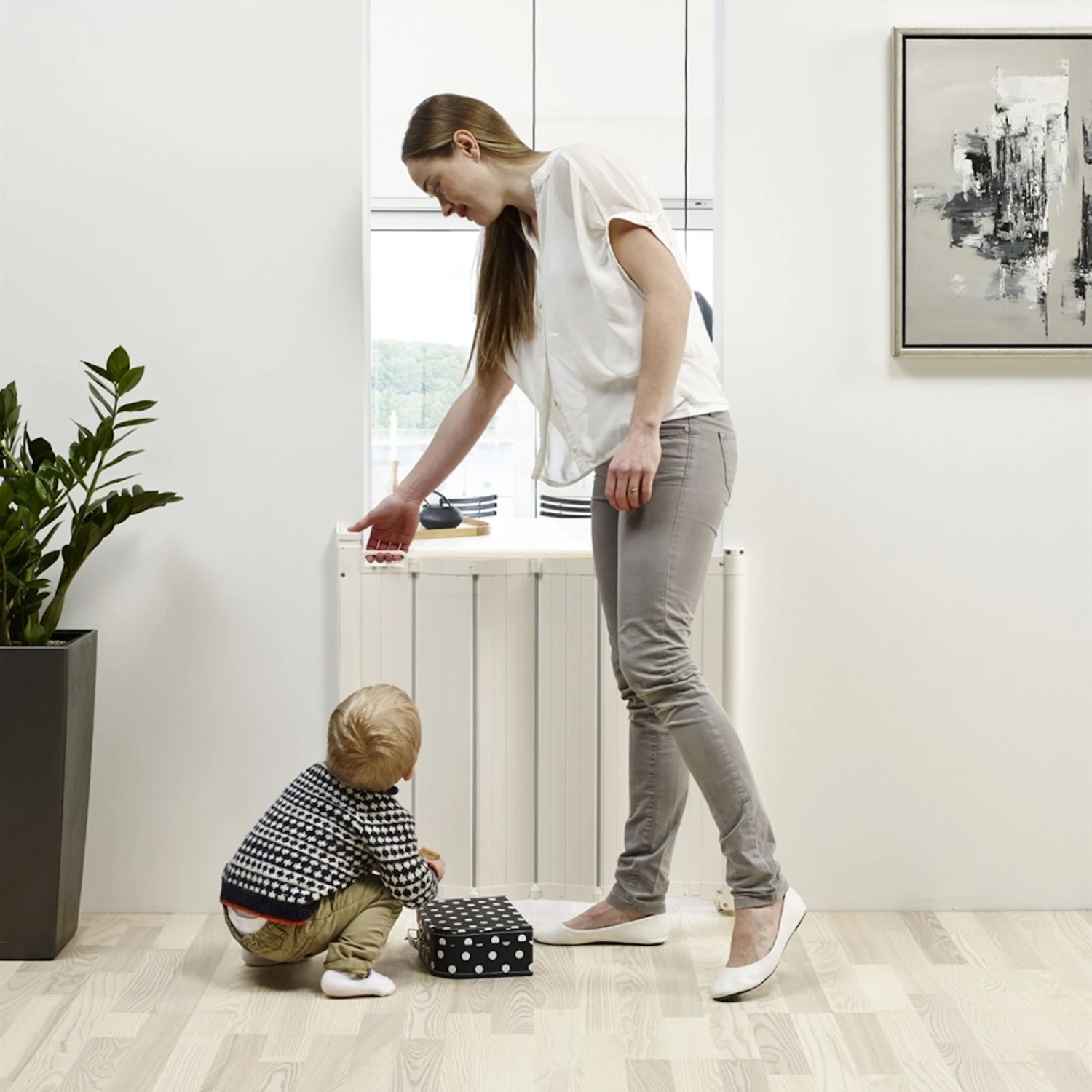 Babydan Guard Me Auto Foldable Safety Guard / Safety Gate (64.5 - 89cm) 3 Babydan Guard Me Auto Foldable Safety Guard / Safety Gate (64.5 - 89cm)