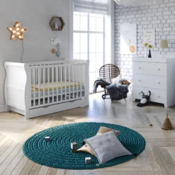 Puggle Alderley Sleigh Cot Bed 4 Piece Nursery Furniture Set With Drawer - Classic White